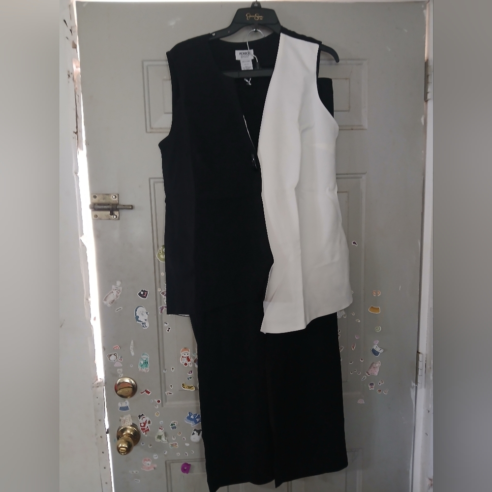 Monroe & Main Black and White Sleeveless Top With Pants (0288)